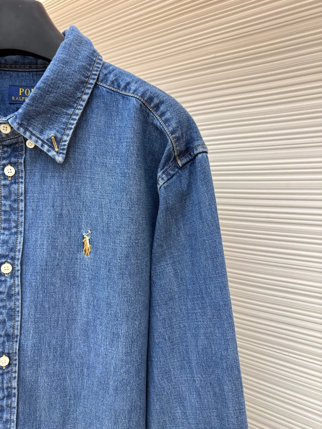 Ralph Lauren colorful embroidered denim shirt ●Original version: Purchased and developed at 1790 ●Item number: 1682021-A95 ●Material: ring yarn denim fabric ●Technology: embroidery production ●Color: washed blue ●Version: fitted version ●Weight: about 520 grams ●Size: S-M-L-XL ●Description: Customized mellow thick weave twill ring yarn denim Soft and silky Comfortable to the skin Mist indigo A denim poem dyed with time. The exquisite colorful pony logo on the left chest jumps into indigo. It is highly recognizable. It carries an atmosphere of freedom and vitality. The symphony of pure and smart colors. The deconstructed poetics of the peak collar and placket creates a lazy French atmosphere. Even walking has a designed sense of calmness. Imported machine embroidery technology is used, advanced computer control systems and precision mechanical components are used to realize colorful pony embroidery operations with high precision. The lines are smooth and delicate, and multiple horse-sanding machines are used to rub sand in specific parts by using high-pressure spray guns to achieve a local gradient effect. Then, a unique texture pattern is created through frosting technology. The workmanship is extremely complex and time-consuming. The washing and coloring process is used. Special desizing agent is preferred. The fabric is soaked in it to be evenly sized. After desizing Finally, rinsing is carried out. The workmanship is extremely complicated and the loss is high. The overall wiring is straight and delicate, the fabric is comfortable and soft, and the color is consistent without color difference. It can be matched with the same style to create a fashionable look and control various occasions. Customized accessories, complete with three standards, same style for men and women!